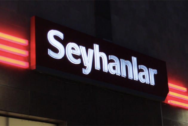 Seyhanlar mağaza tabelası
